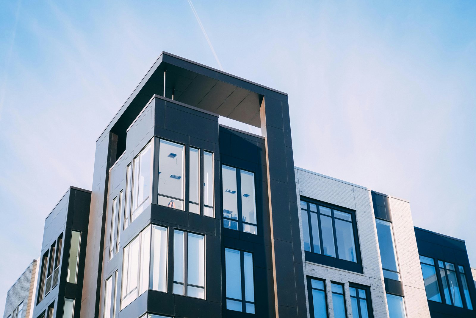 Fassade eines zeitgenössischen Wohngebäudes